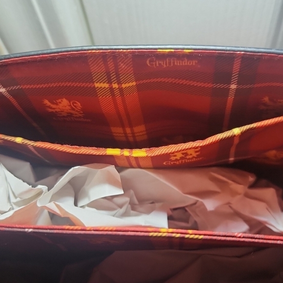 Loungefly Harry Potter Gryffindor Crossbody Chain Strap Purse Pocketbook NWT - Picture 8 of 9